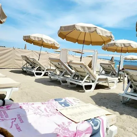 Pink Front De Piscine Rooftop Yourhosthelper * Vallauris